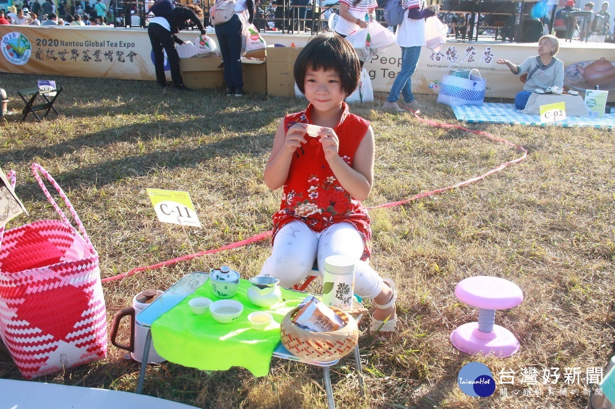 國小一年級黃小妹也來泡茶奉茶。（記者扶小萍攝）