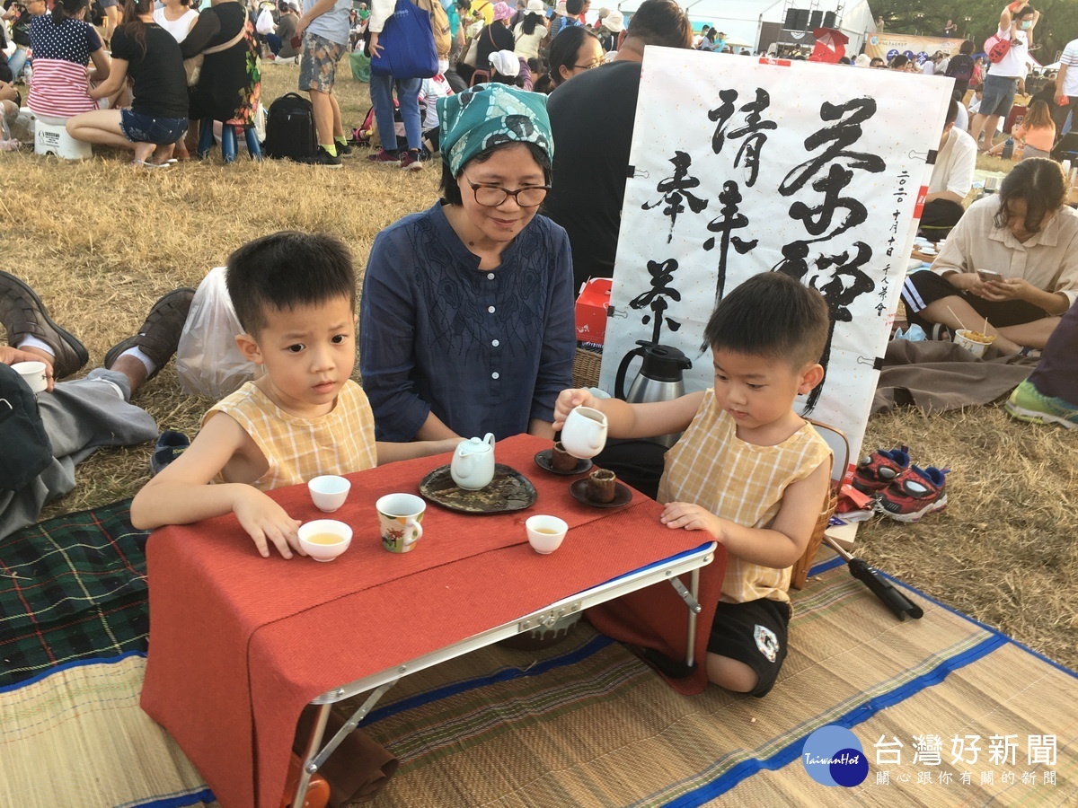 這對小兄弟僅4和5歲，也愛上泡茶。（記者扶小萍攝）