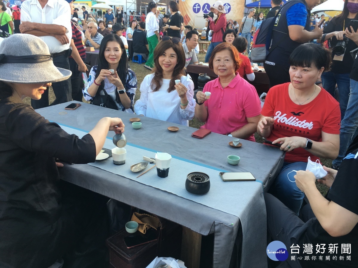 林縣長夫人(右二)也與友人出席盛會。(記者扶小萍攝)