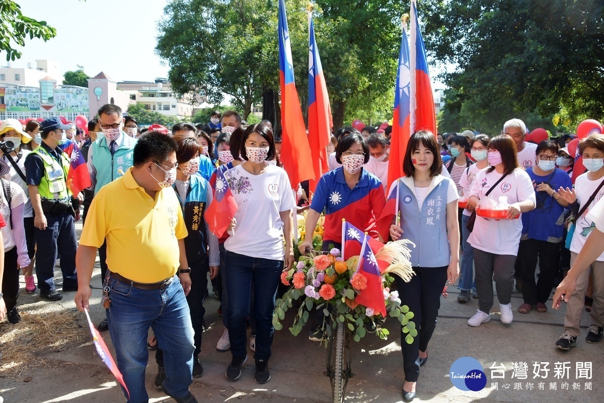 縣長王惠美、溪湖鎮長黃瑞豬、彰化縣議員陳玉姬、張錦昆、曹嘉豪、洪本成、員林市長游振雄、埔心鄉長張乘瑜、埔鹽鄉長許文萍等人，踩街遊行中，騎乘遊園腳踏車。