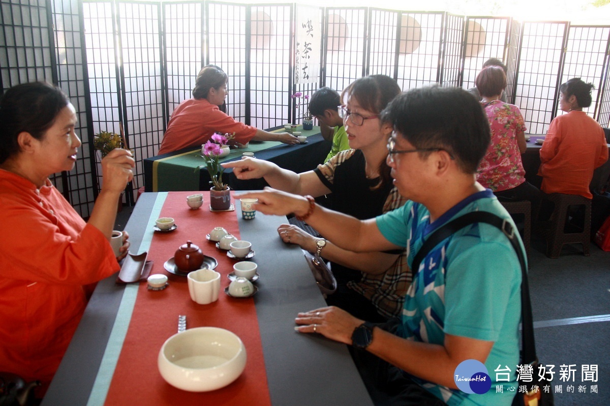 專業茶藝師講解泡茶過程。(記者扶小萍攝)