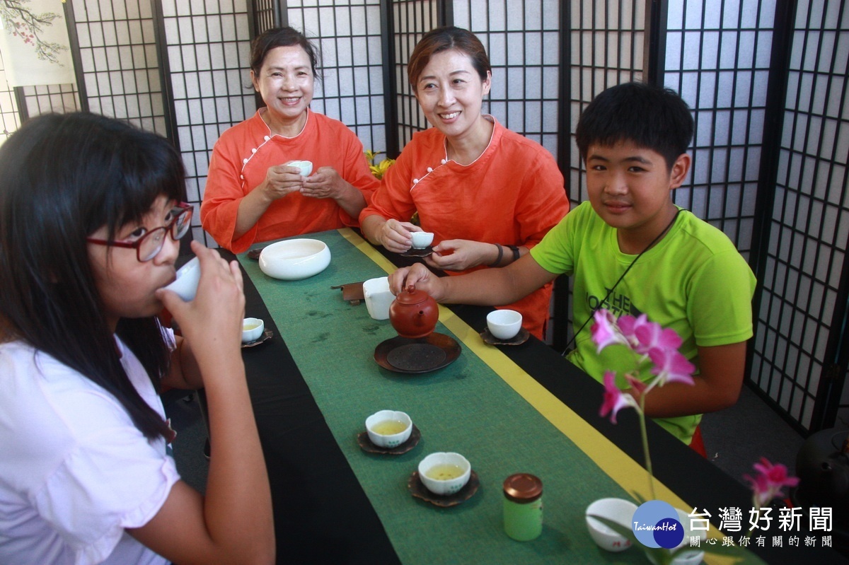 學童對泡茶更感興趣。(記者扶小萍攝)