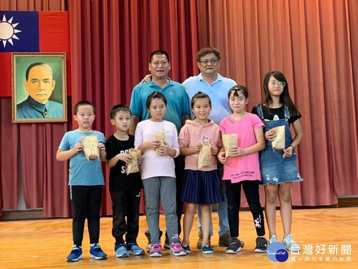 「幸福列車送愛心到校園」抵達口湖鄉下崙國小，由列車長翁榮輝與王溪邊代表與師生分享小點心，亦學習感恩惜福，校園洋溢幸福的滋味。
