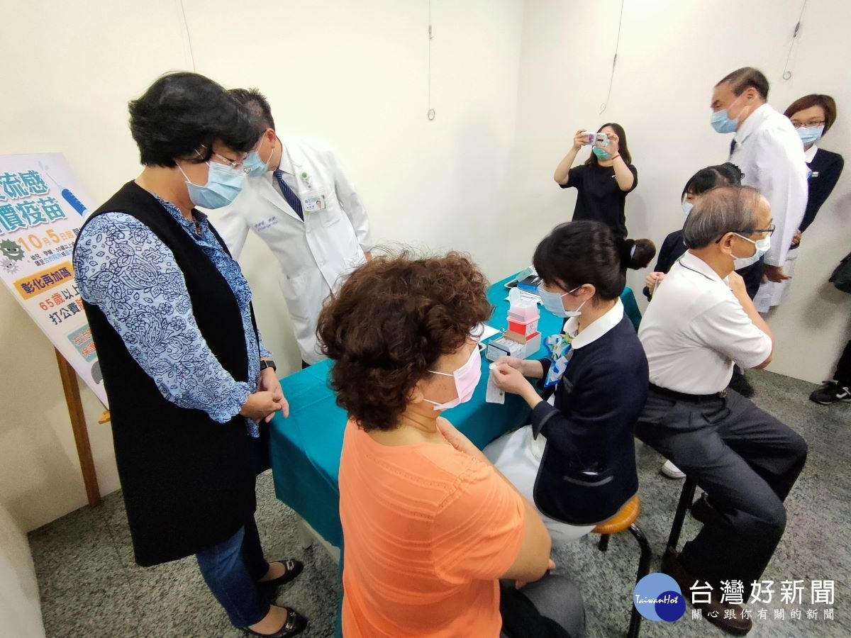縣長王惠美關心施打民眾。圖/記者鄧富珍攝
