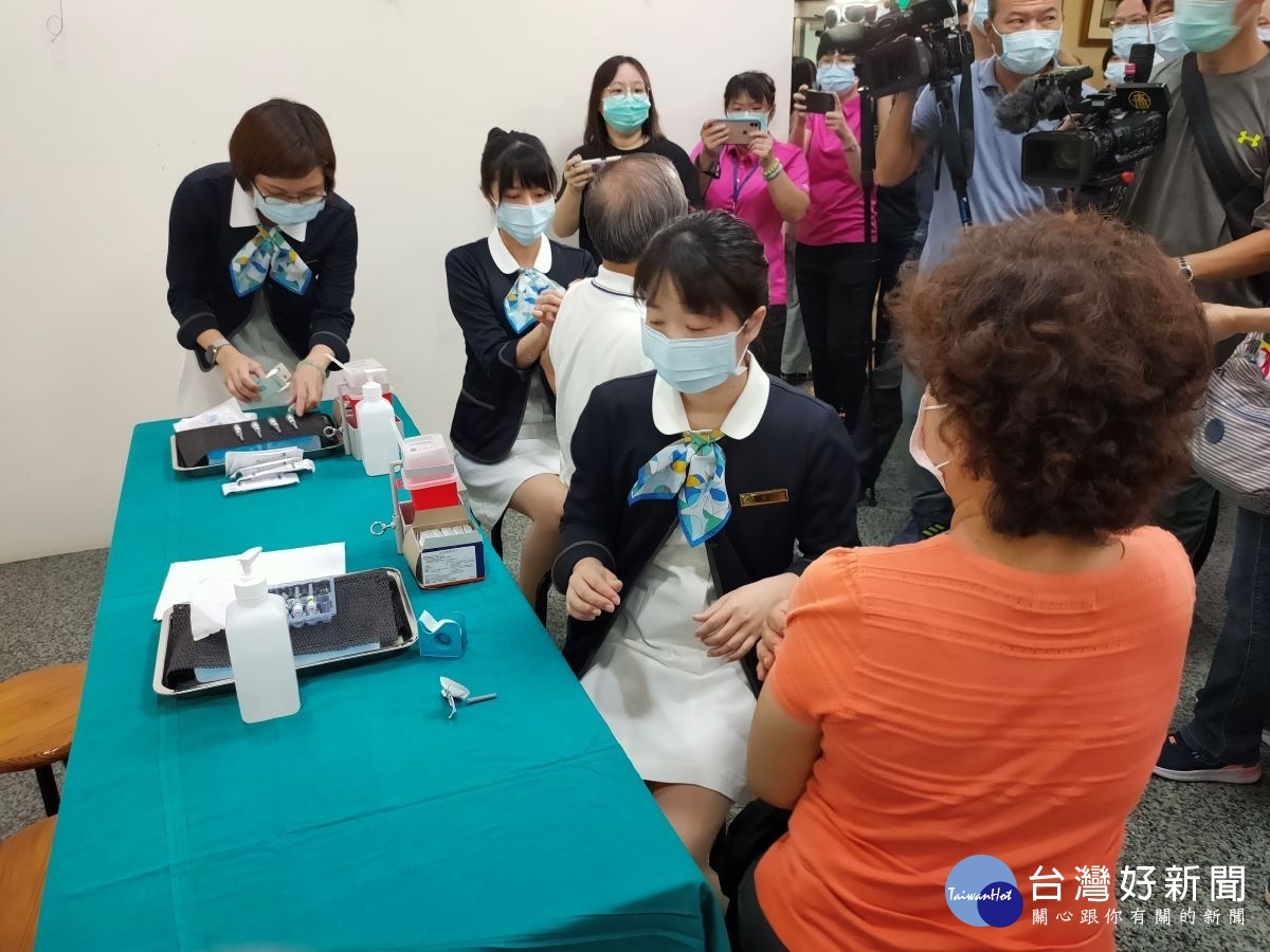 民眾施打疫苗。圖/記者鄧富珍攝