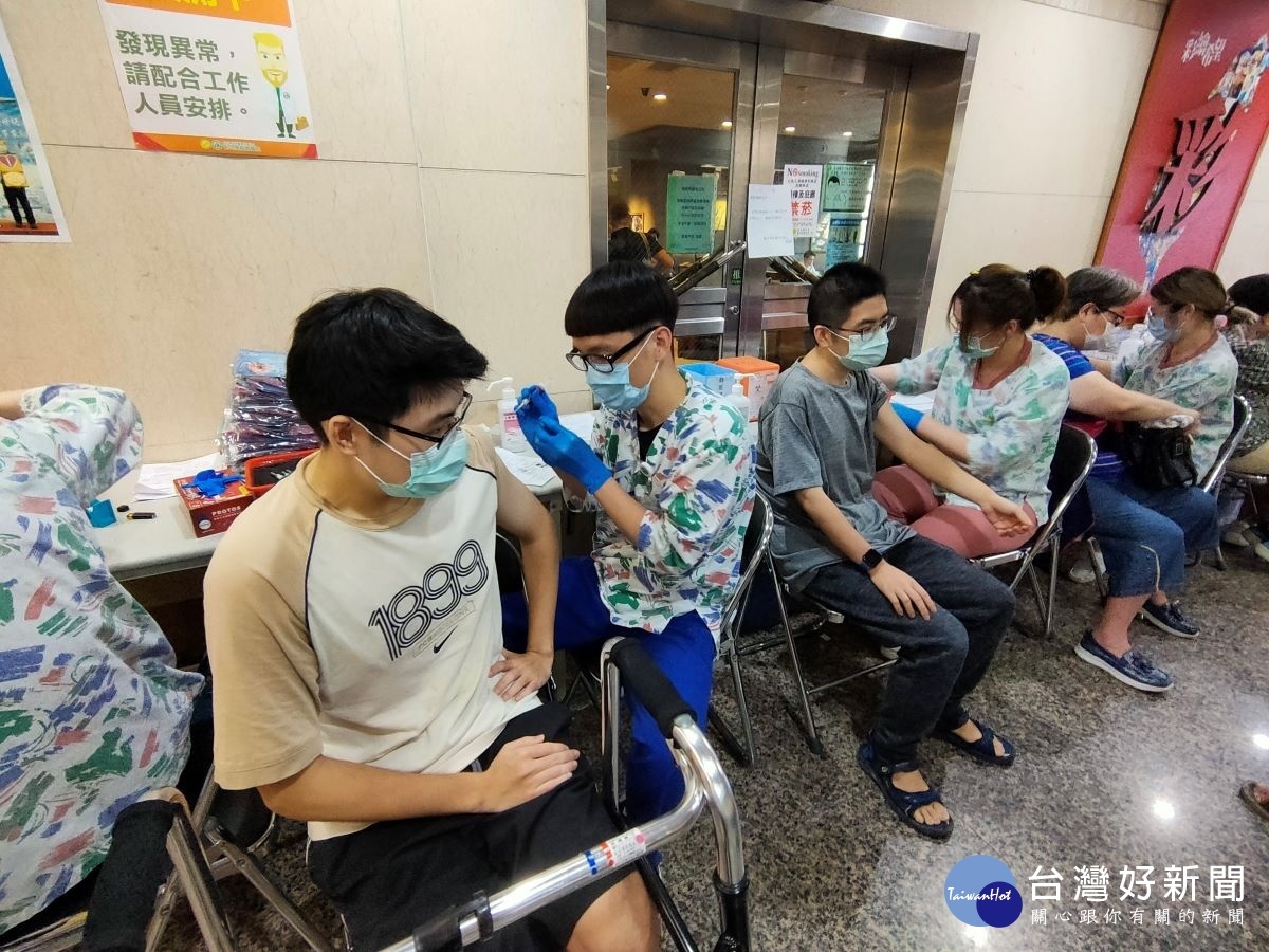 施打疫苗民眾踴躍。圖/記者鄧富珍攝