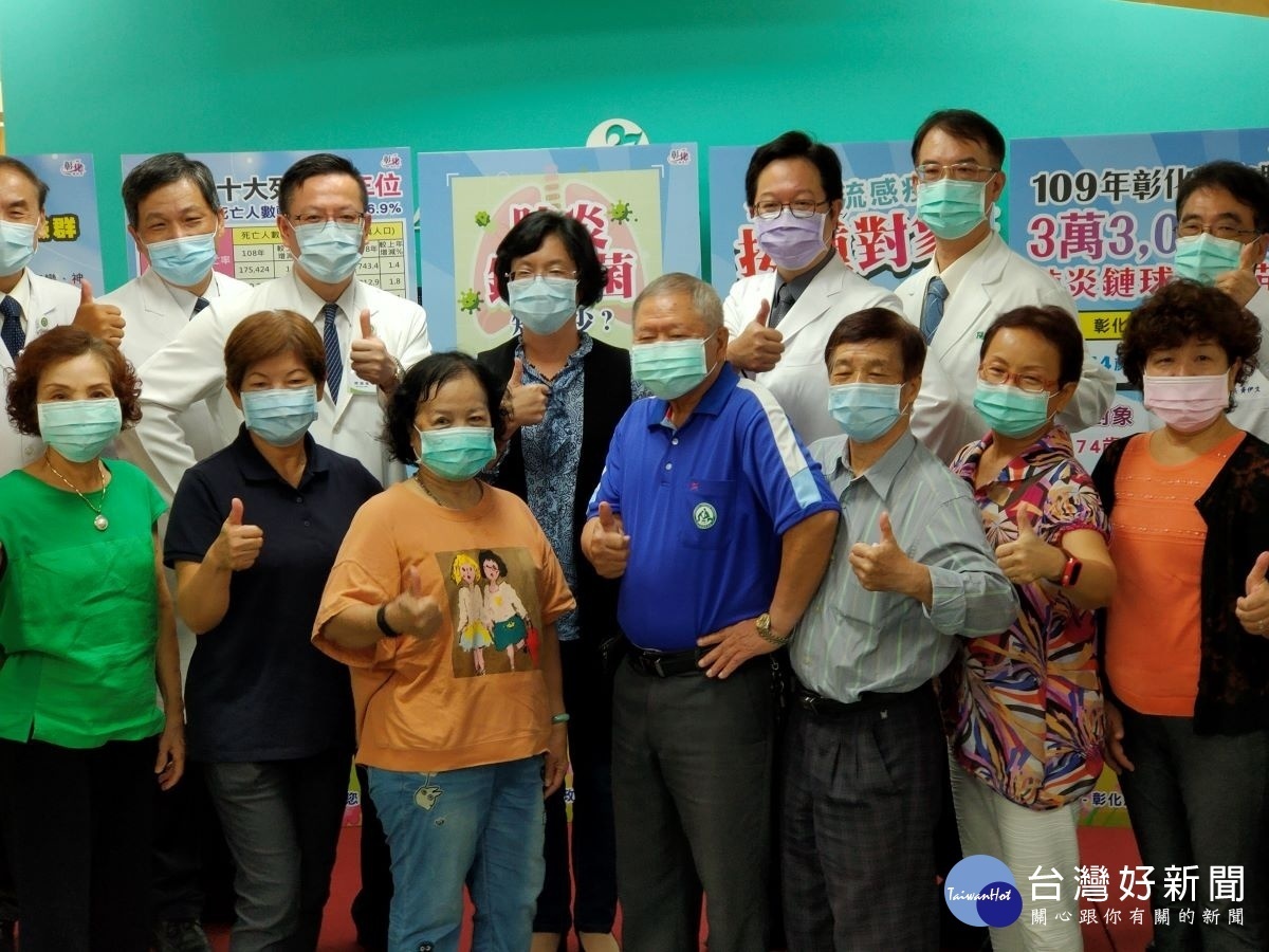 縣長王惠美與排隊施打疫苗的民眾。圖/記者鄧富珍攝
