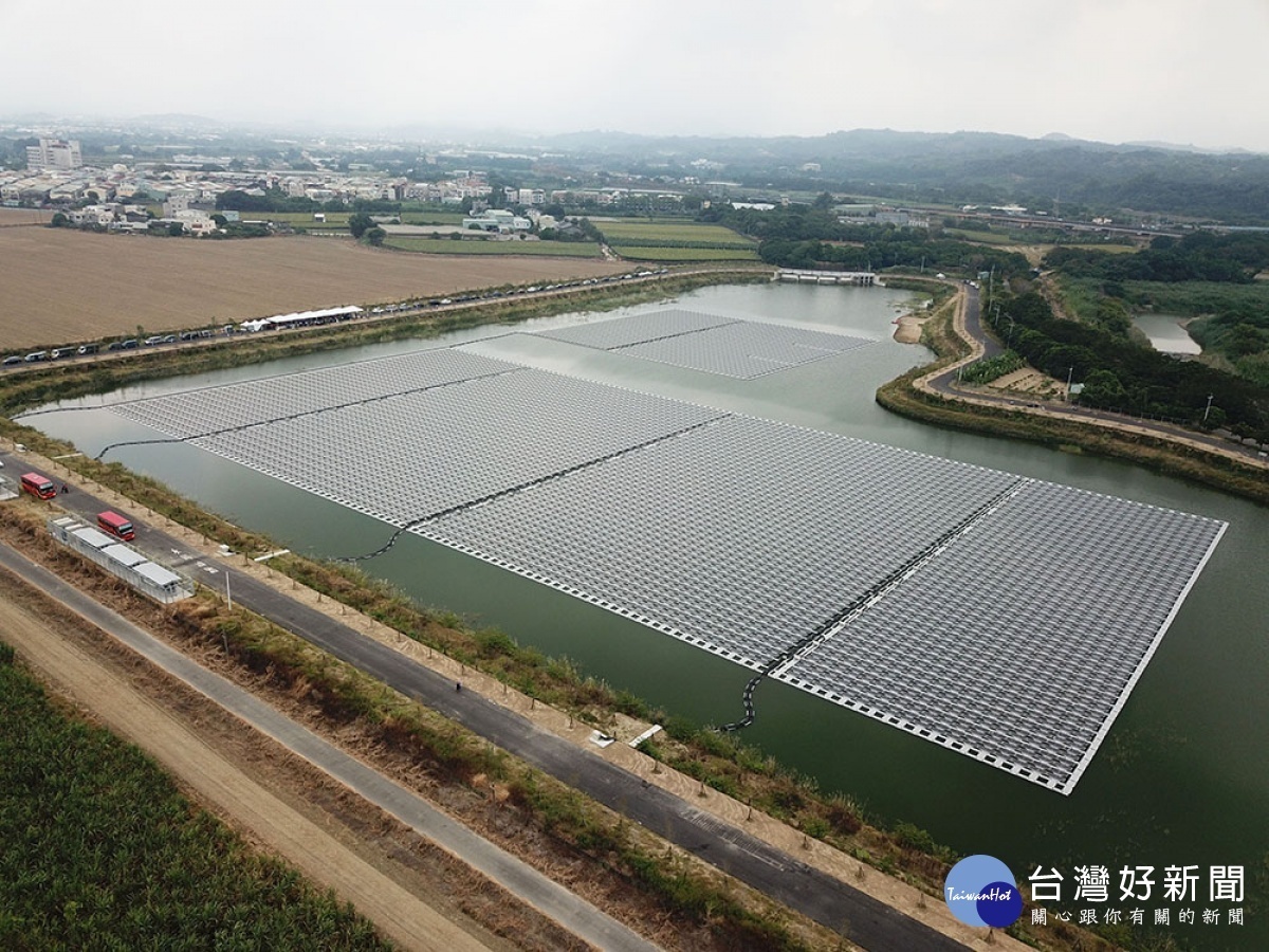 台康日能公司在嘉義縣中埔鄉公館滯洪池，建置嘉義縣首座浮力式太陽光電廠／嘉義縣府提供