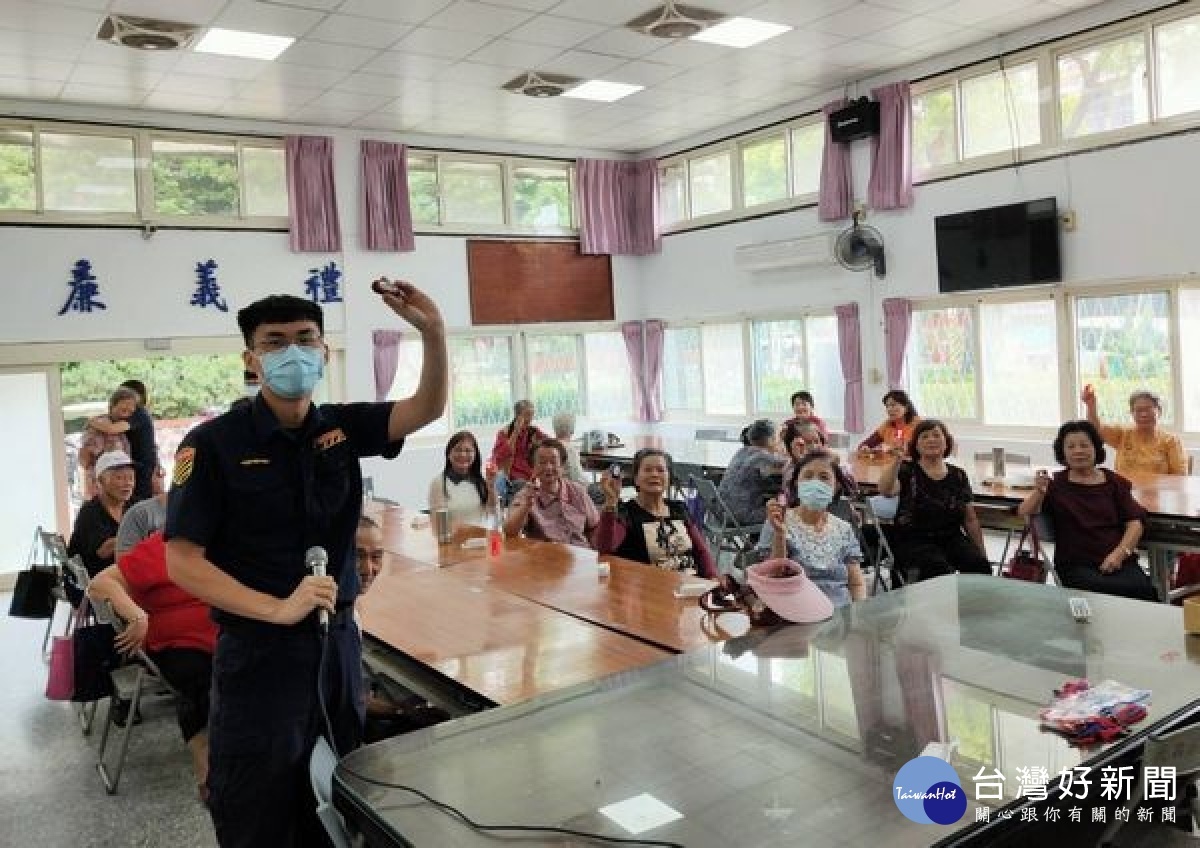 雲林縣警局交通隊為維護年長者之用路安全，透過交通安全宣講，貼心為其交通工具黏貼反光條，及贈送LED發光鑰匙圈，深獲長者們肯定與讚許。