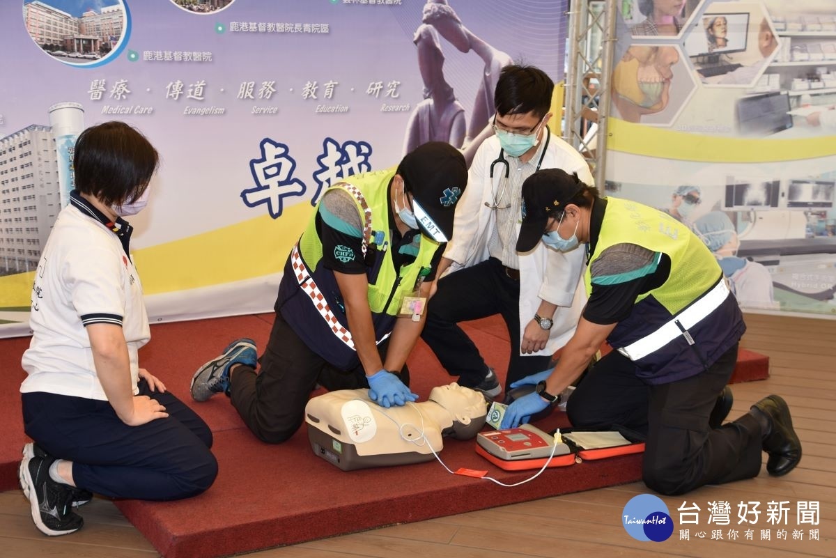 黃威軒在球賽現場接受CPR及AED電擊接力搶救（示意圖）