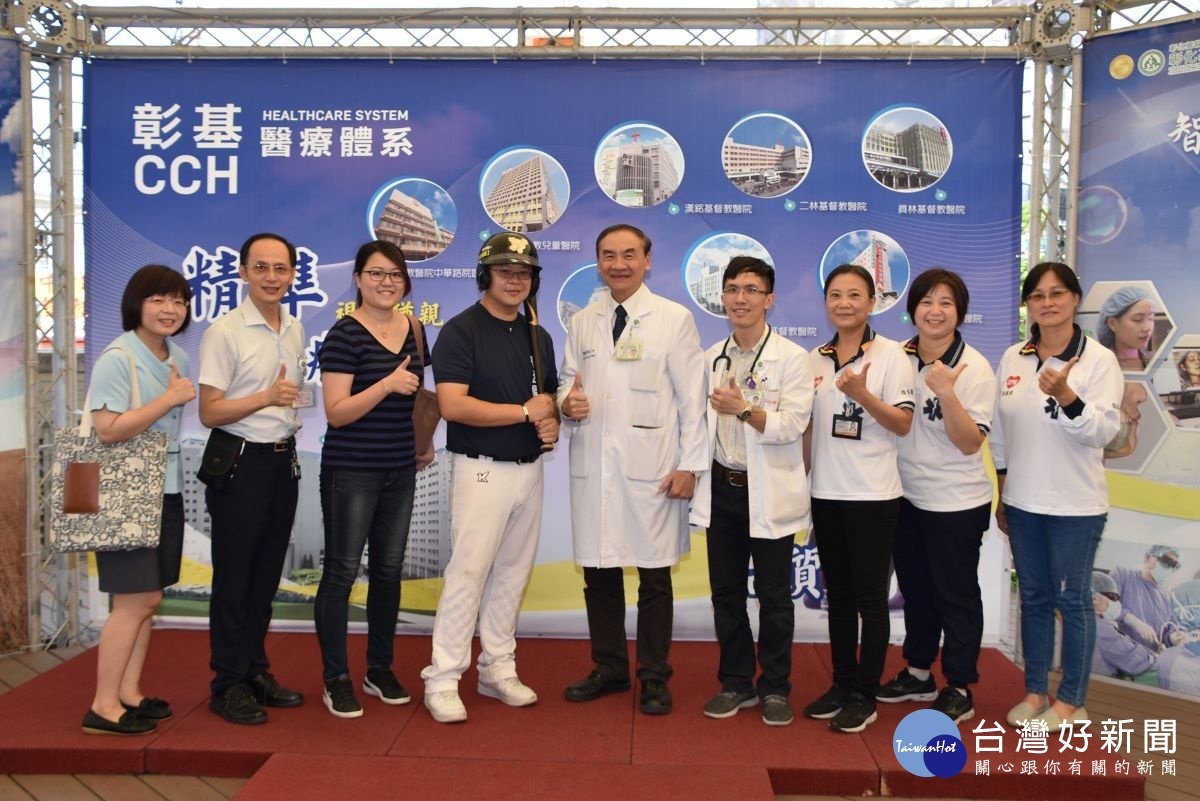 黃威軒(左四)說,這次很運氣,這場是大型比賽,現場有醫護人員、救護車及AED,所以才有辦法在第一時間把他救回來。