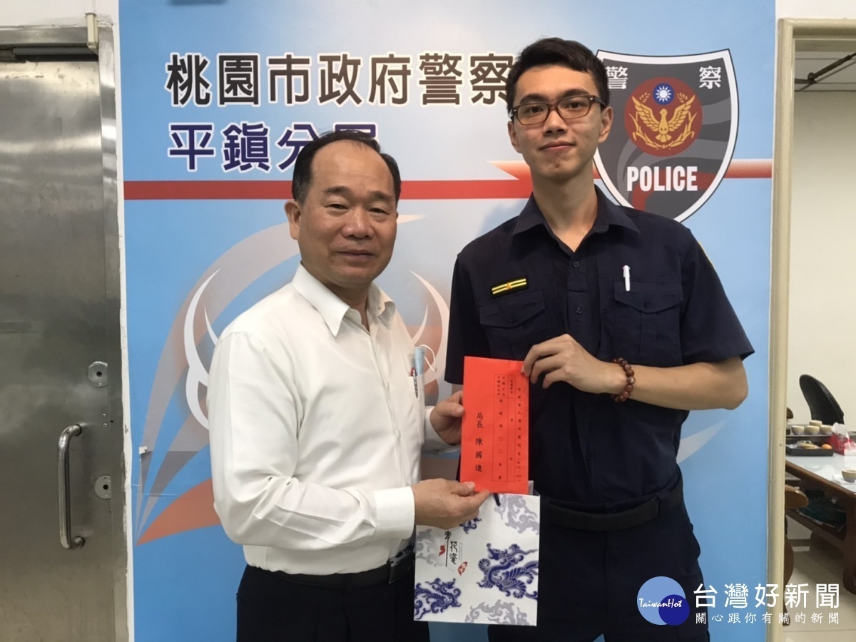 桃市警局局長陳國進至平鎮分局頒發破案獎金,慰勉同仁辛勞。