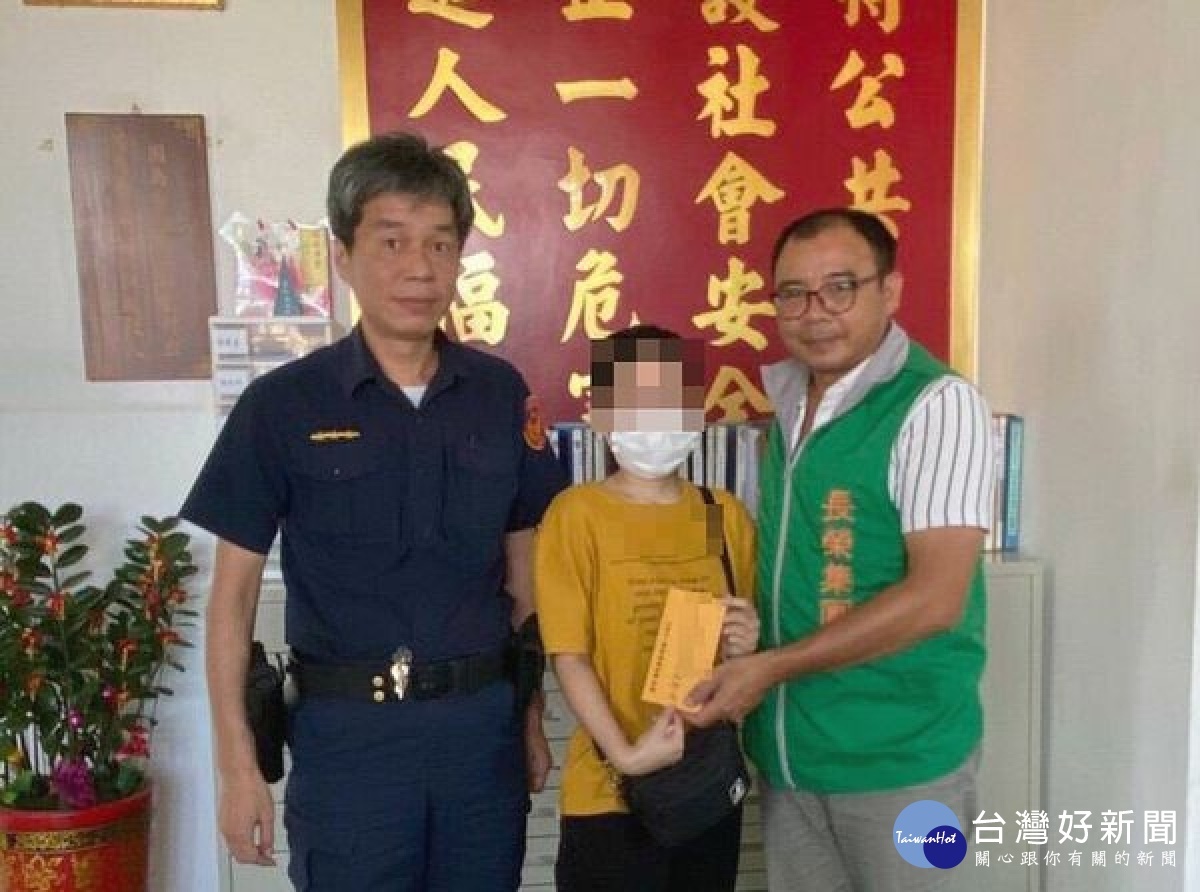 蔦松警方獲悉轄區民眾遭逢劇變，生活陷入困境，主動通報相關單位，並積極聯繫張榮發慈善基金會等社福團體予以援助，善心義舉深獲鄉里好評。