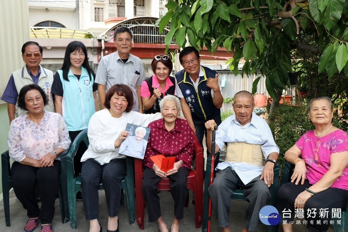 黃敏惠再度造訪107歲的黃白顓阿嬤／嘉義市府提供