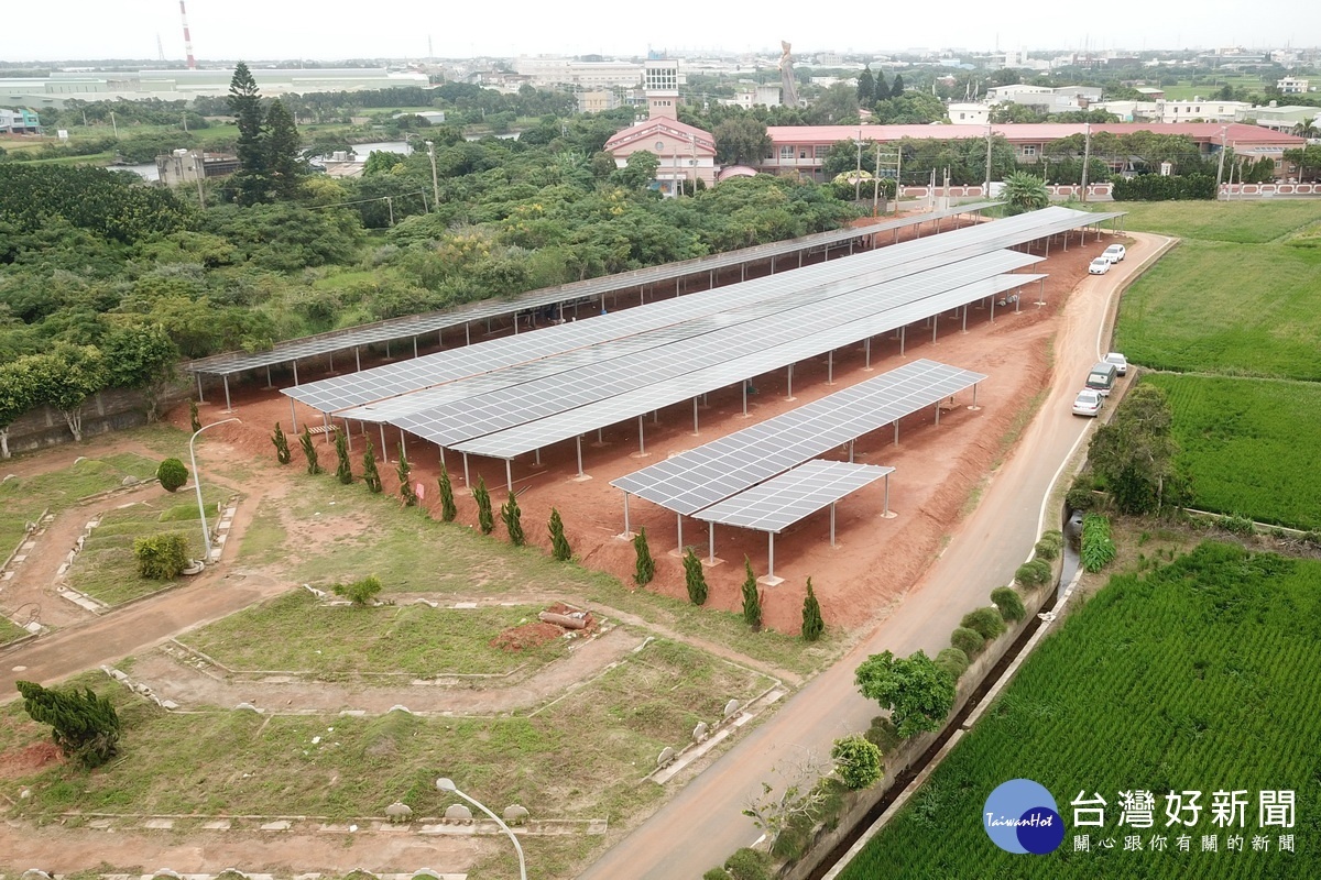 新屋區第8公墓場域太陽光電案場,預計月底鋪設水泥及劃設停車格。
