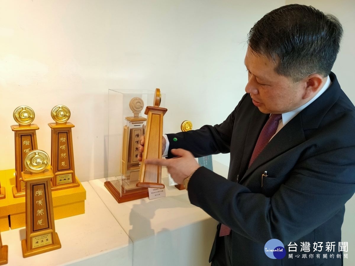 王肇楠老師說明磺溪美展獎座設計及製作工法。圖/記者鄧富珍攝