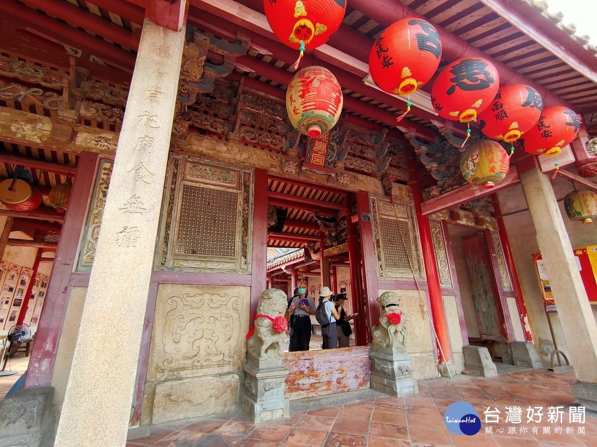 國定古蹟彰化聖王廟(又稱威惠宮)門神彩繪老舊裂損。圖/記者鄧富珍攝