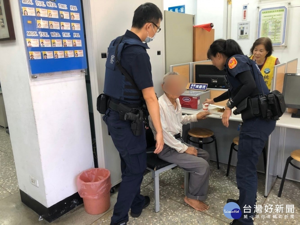80歲失智翁散步迷途,眼尖女警即時發現助返家