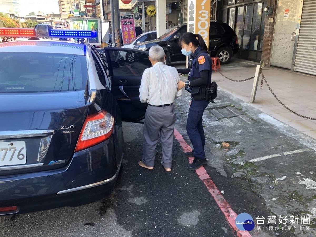 80歲失智翁散步迷途,眼尖女警即時發現助返家
