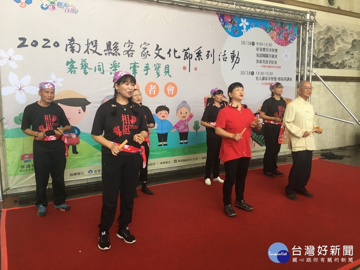 週末茶博老少同台。(記者扶小萍攝)