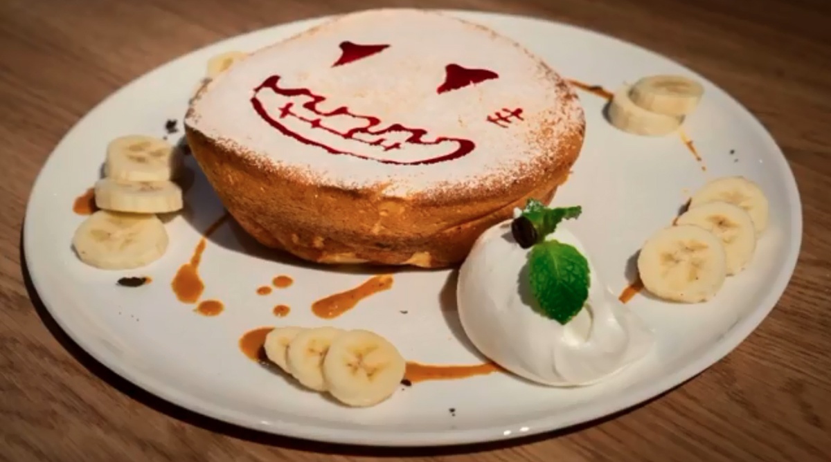 粉系餐酒館微兜petit doux推出petit doux X Halloween魔女狂歡宴,推出萬聖節限定甜點「血色魔咒」瓦帕鬆餅及「黑魔女甜點」。