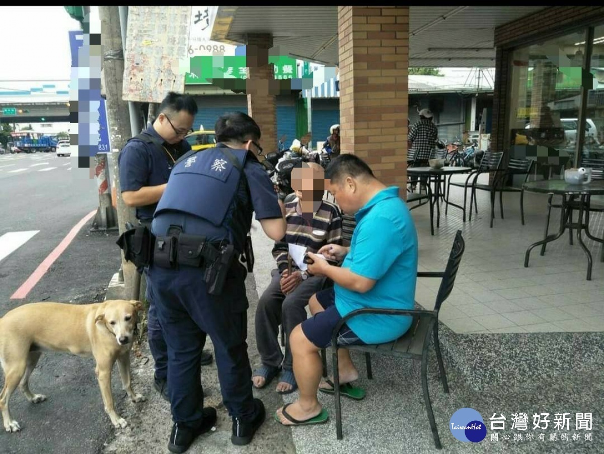 迷失老翁蹣跚步伐低著前行,里長與警方合力協助返家。
