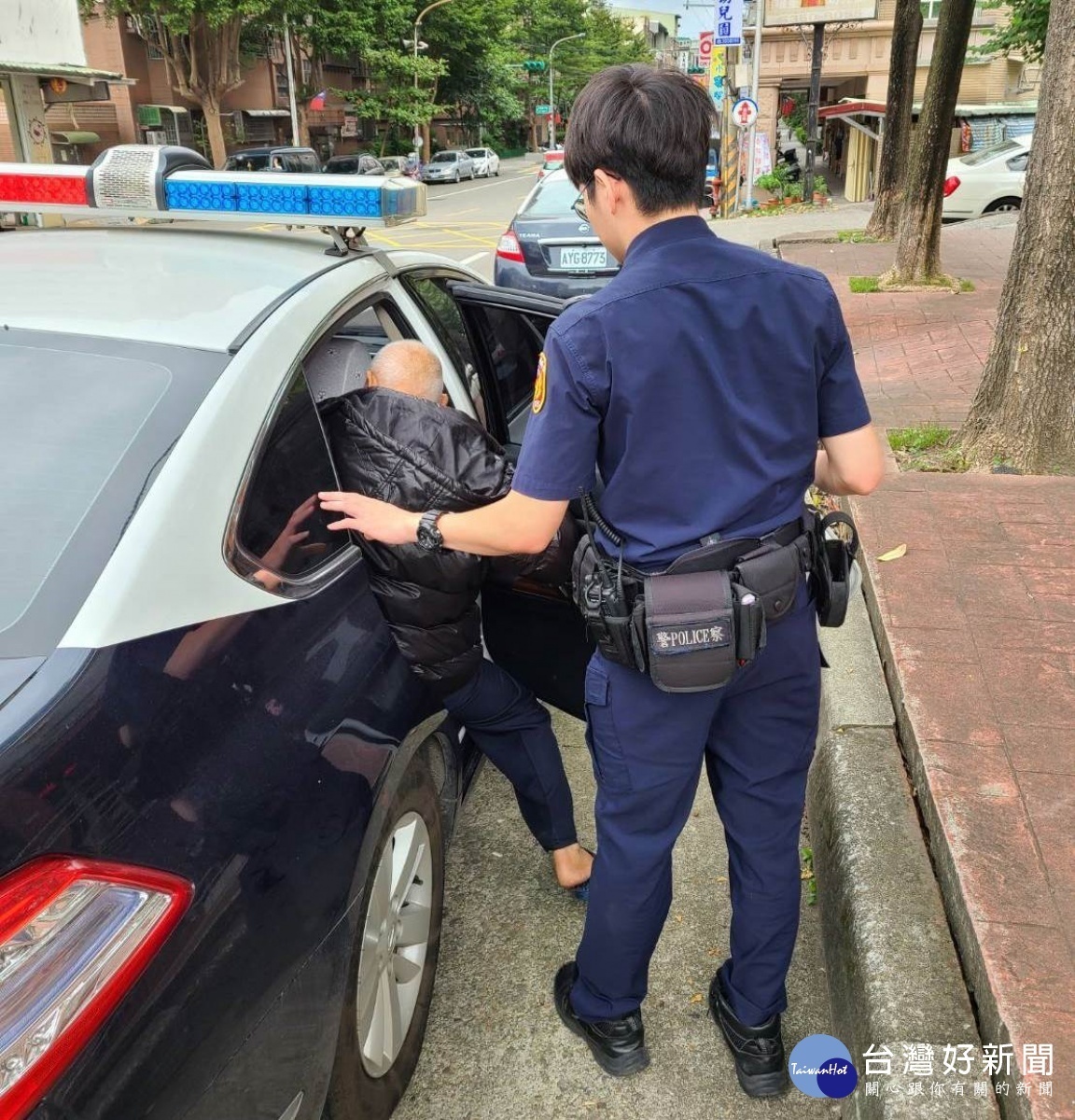 8旬老翁坐車上山記不得家住何處,司機求助員警找回老翁家