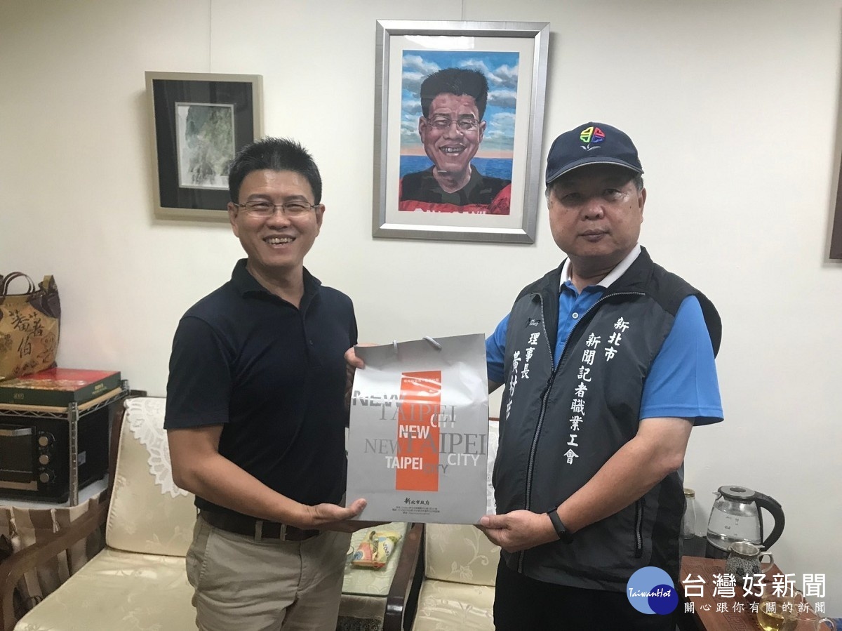新北市新聞記者職業工會理事長黃村杉率總幹事林富貴,以及理事林紹榮、顧問陳祥睿、游士賢、組長高金次等13日拜訪台東縣軍人服務站,受到站長曾仁政的盛情接待
