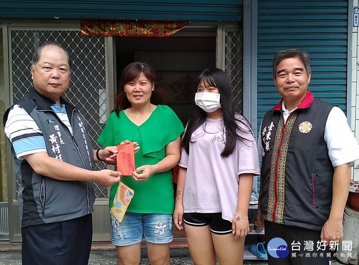 台東參訪臨時增加行程,頒發台東地區弱勢榮民子女每位1000元計10位的獎助學金,勉勵學子要更勤奮向學