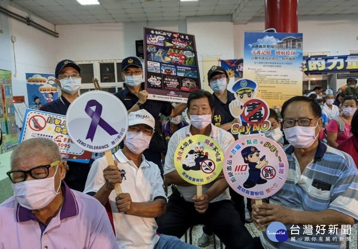 雲林上場縣政說明會於口湖下崙福安宮香客大樓登場,北港警方除維護現場交通秩序,並加強警政、交通安全及犯罪預防等宣導。