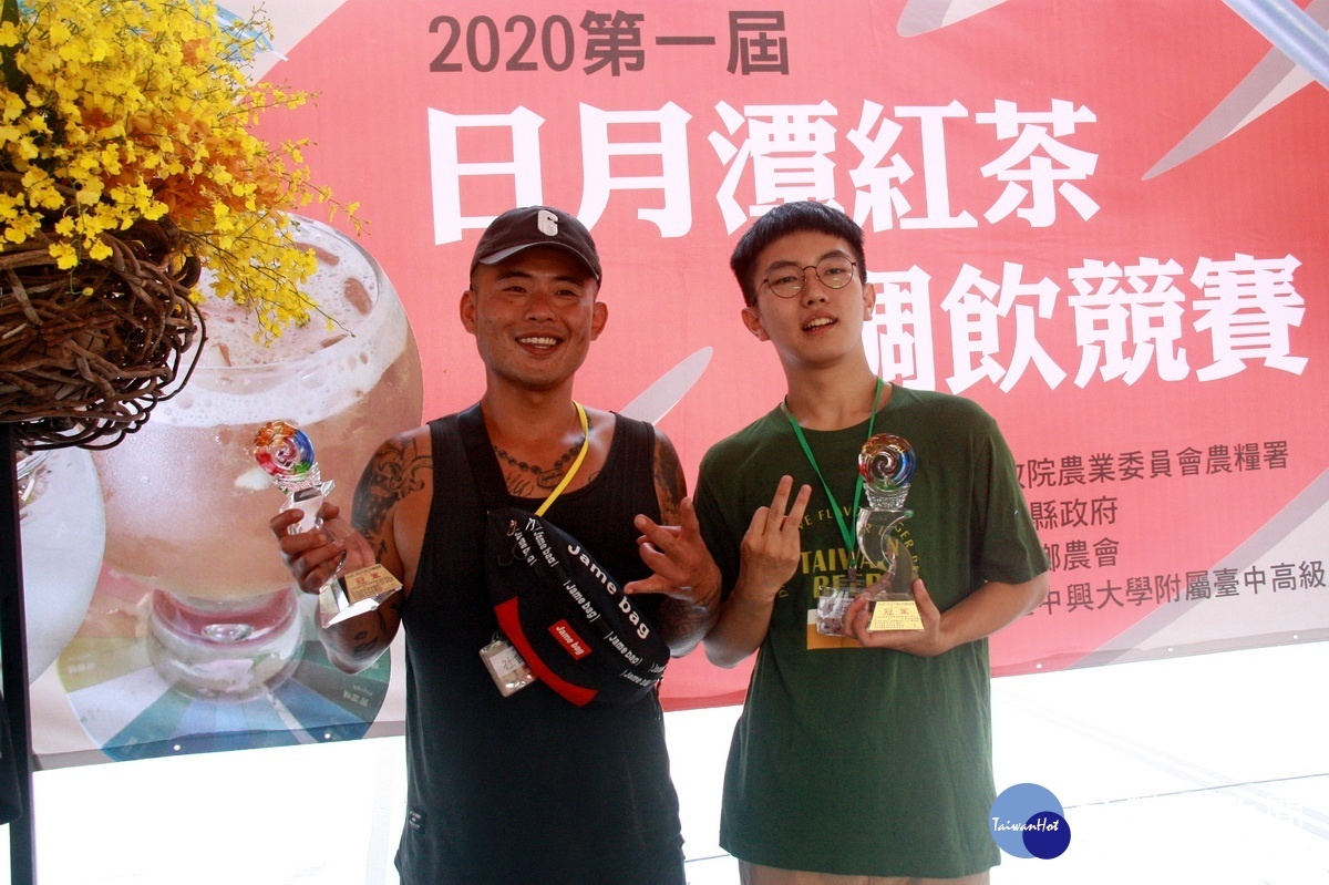 社會組陳文展（左）與學生組程柏凱獲冠軍。（記者扶小萍攝）