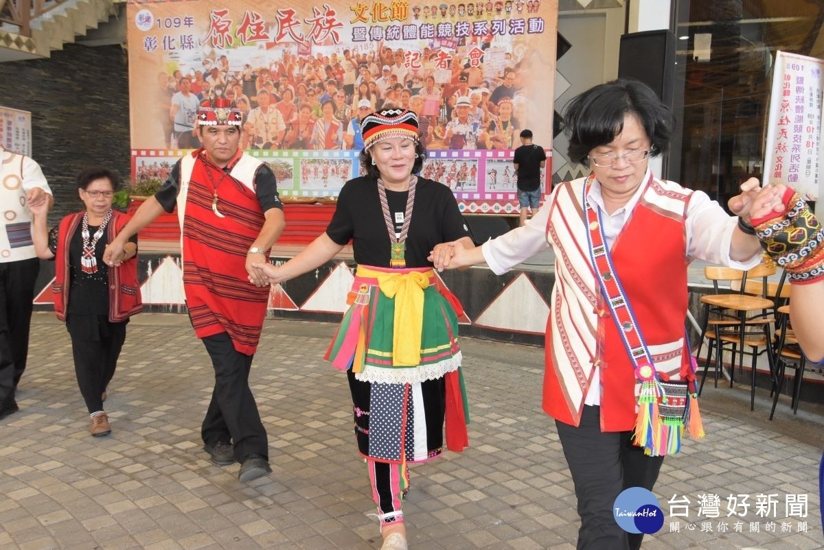 縣長王惠美、縣議員陳榮妹、泰雅族長老潘福來等人一起跳原住民族舞蹈。圖/記者鄧富珍攝