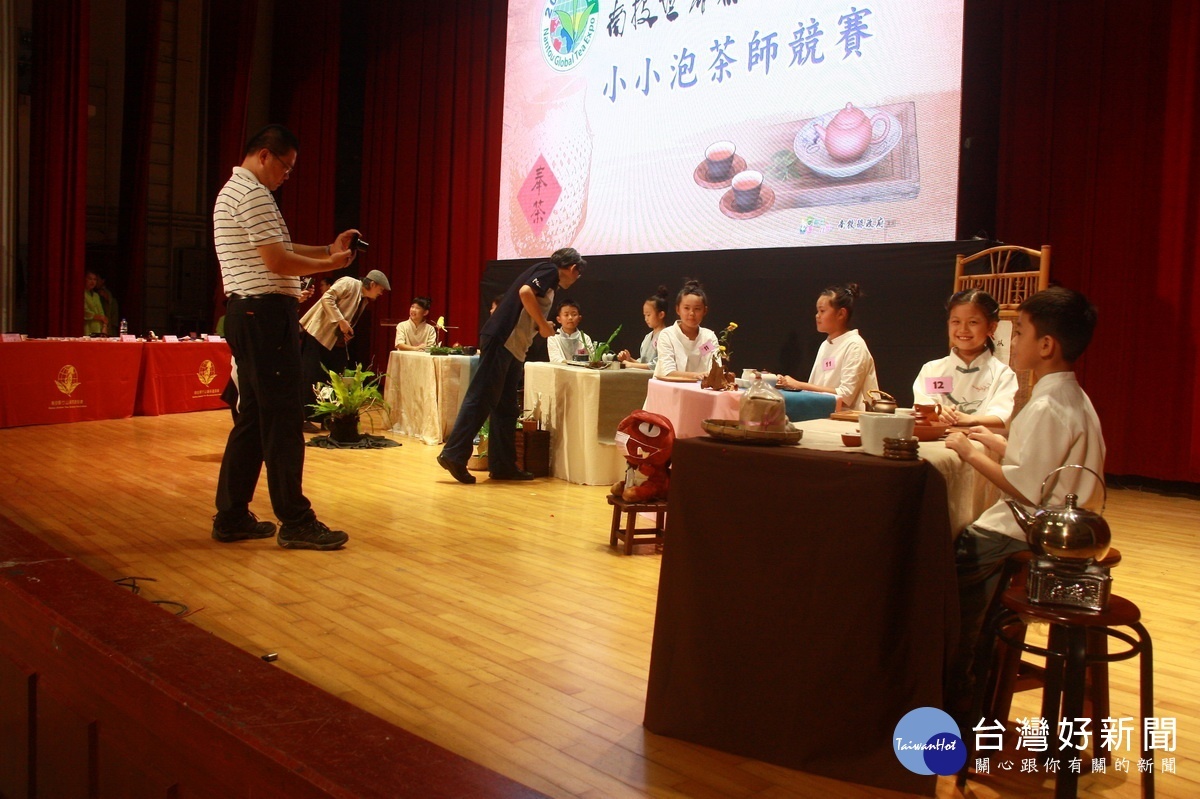 評審就茶席佈置評分。(記者扶小萍攝)
