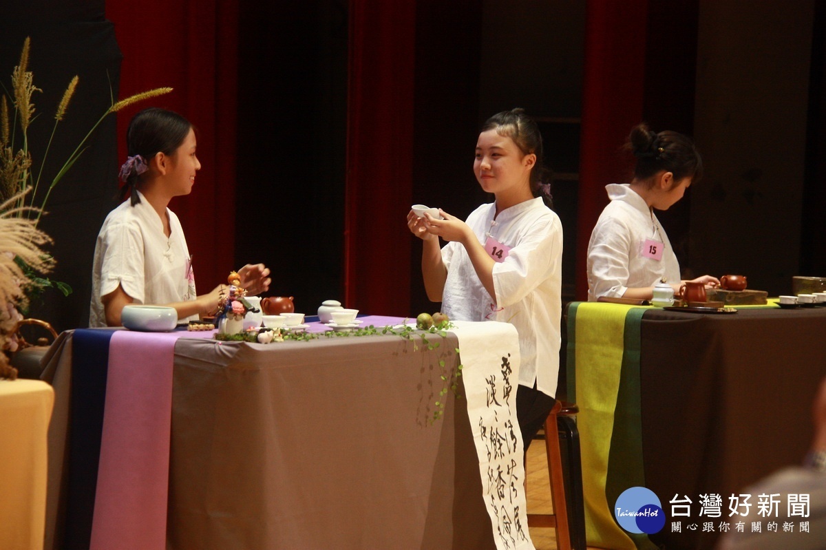 賞茶再泡茶。(記者扶小萍攝)