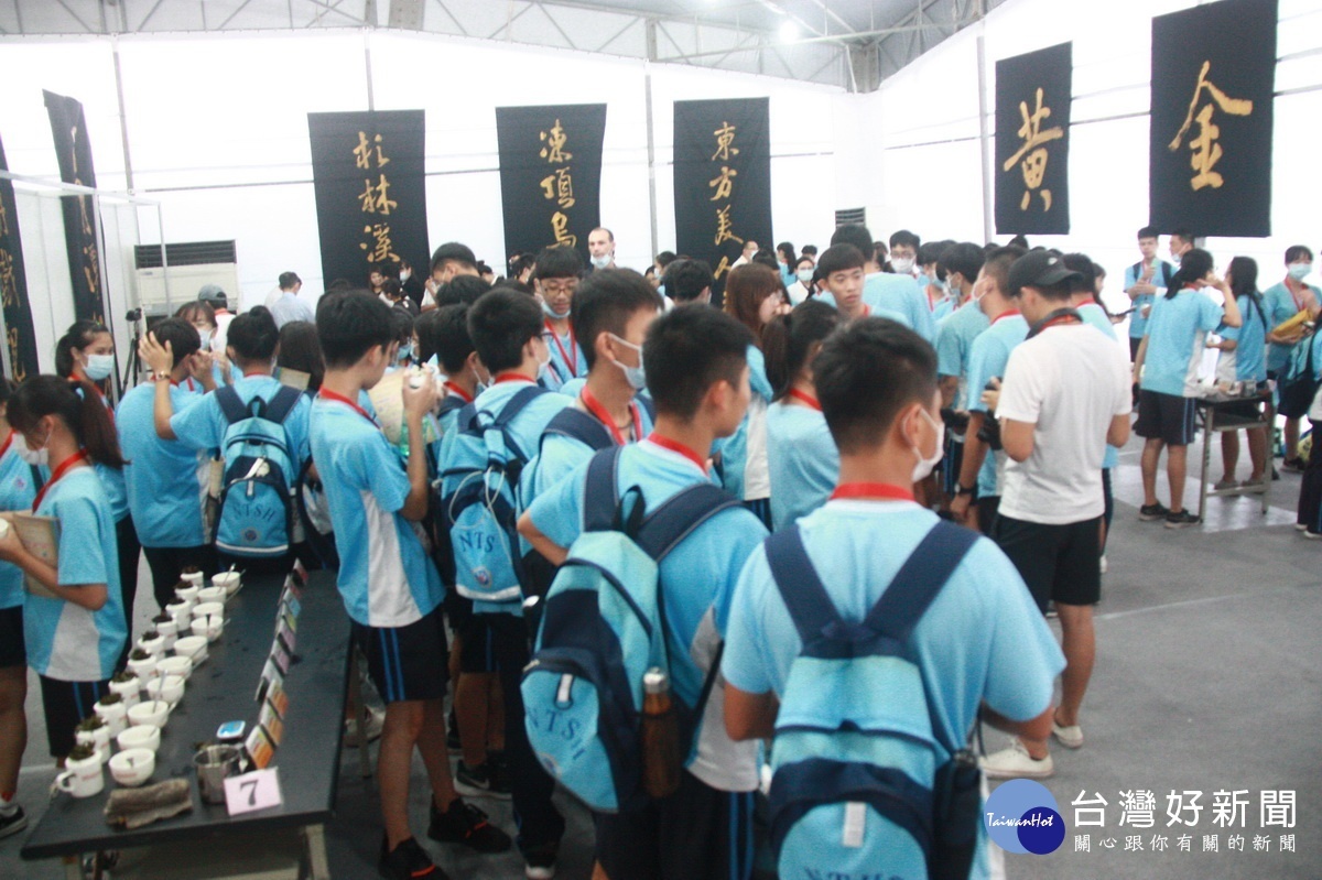 南投高中安排戶外教學參訪茶博。（記者扶小萍攝）