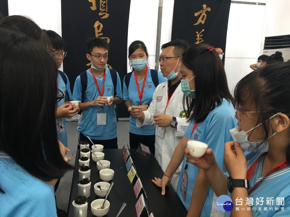 品茶師等專業人員進行詳細講解。(記者扶小萍攝)