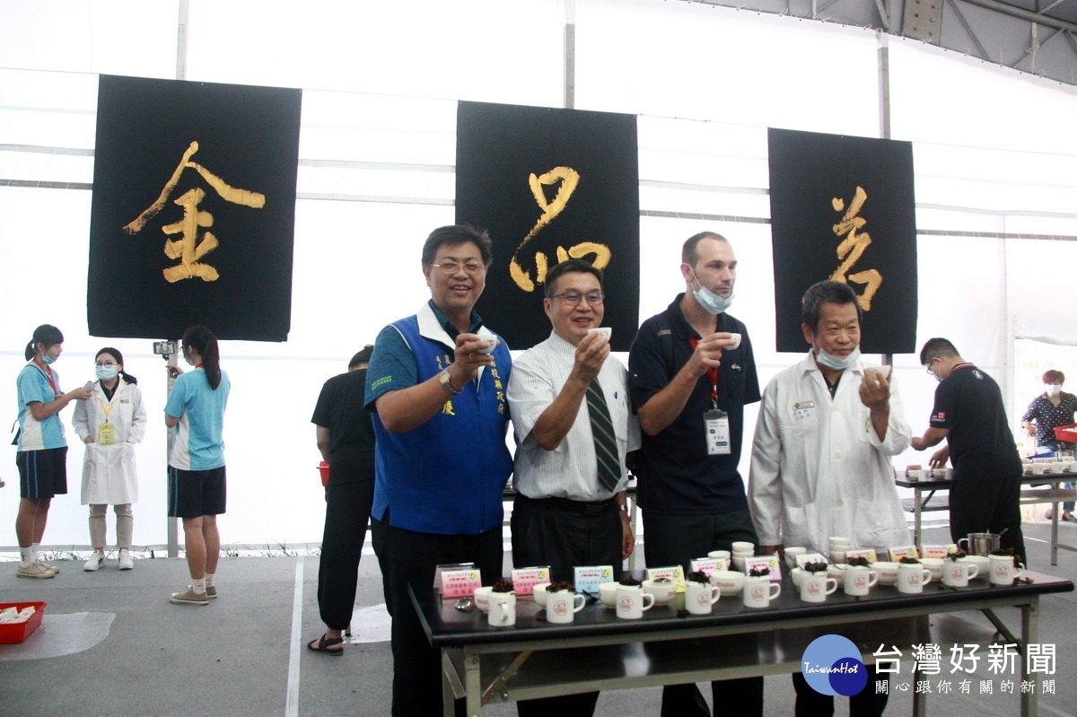 陳處長傅校長與外師和品茶師推薦南投好茶。(記者扶小萍攝)