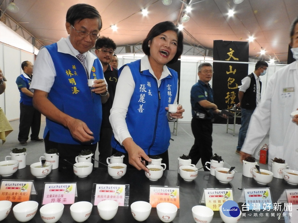 兩位縣長在黃金品茗館喝特等茶。（縣府提供）