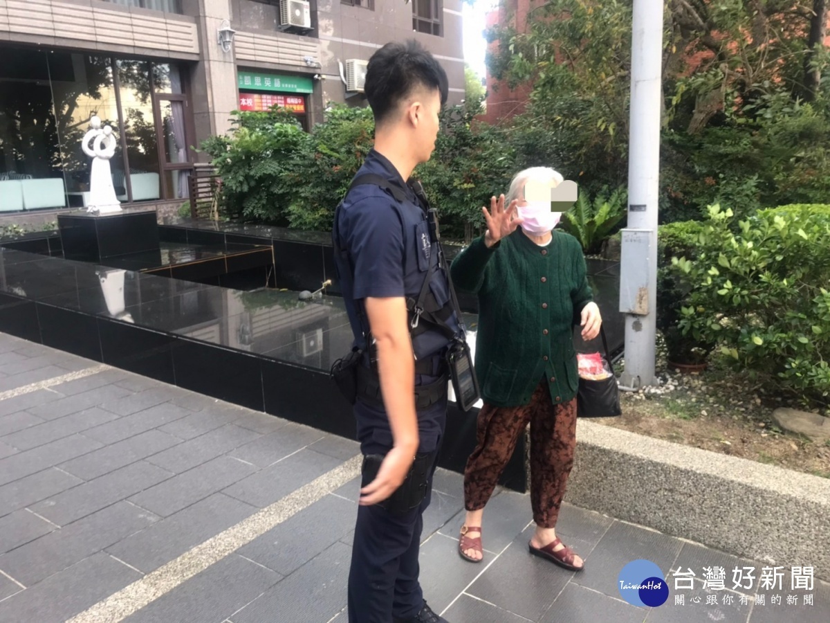 老婦身體不適蹲坐路旁,楊梅暖警伸手助脫險。