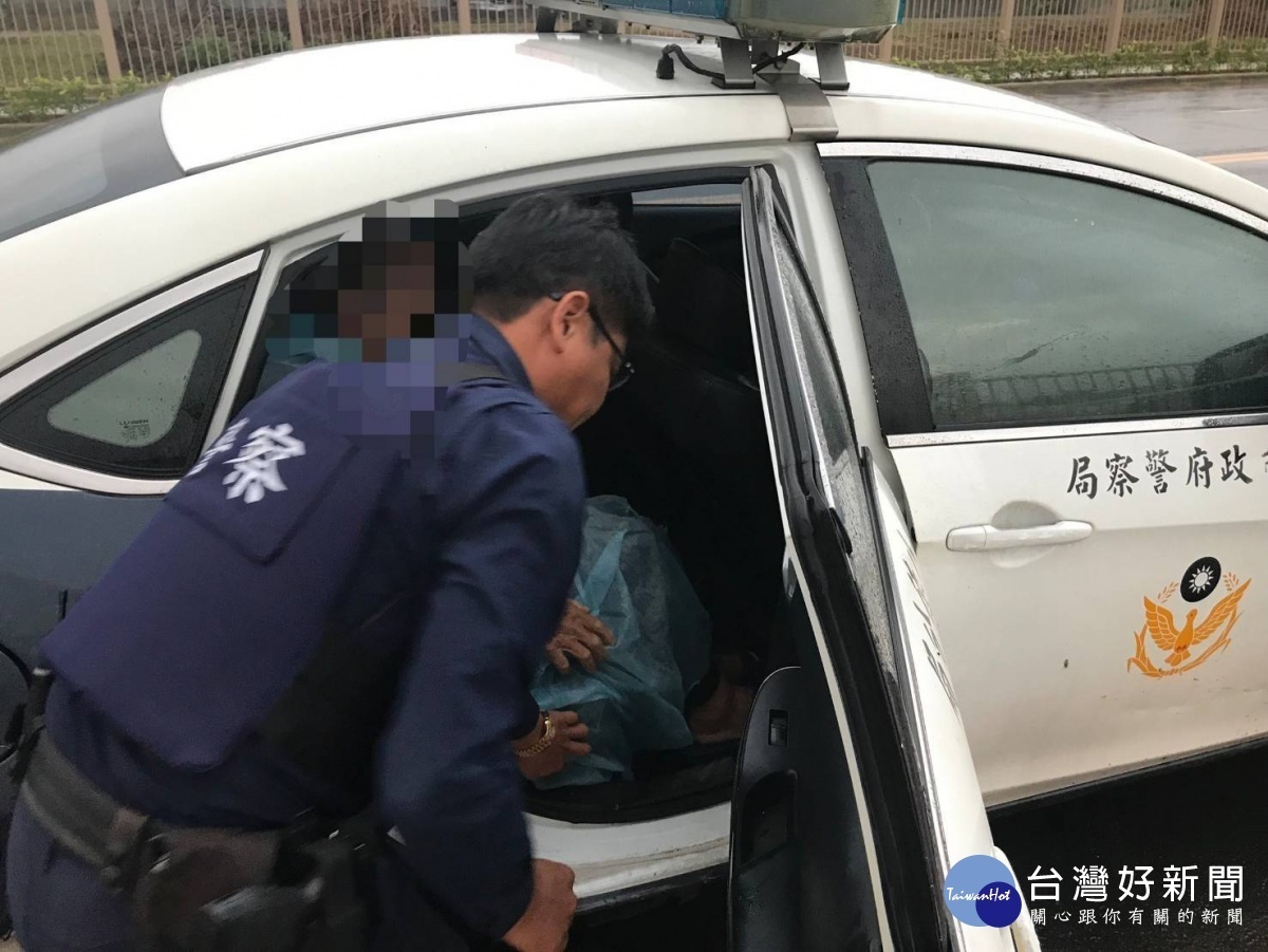 9旬老翁騎車迷途5公里,八德警關心助返家。