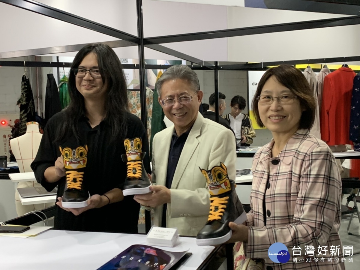 配件組首獎設計師張傑閔(左1)所設計的虎勢作品,獲勞動部林三貴次長(中)與發展署王玉珊主秘(右)及來賓們青睞。