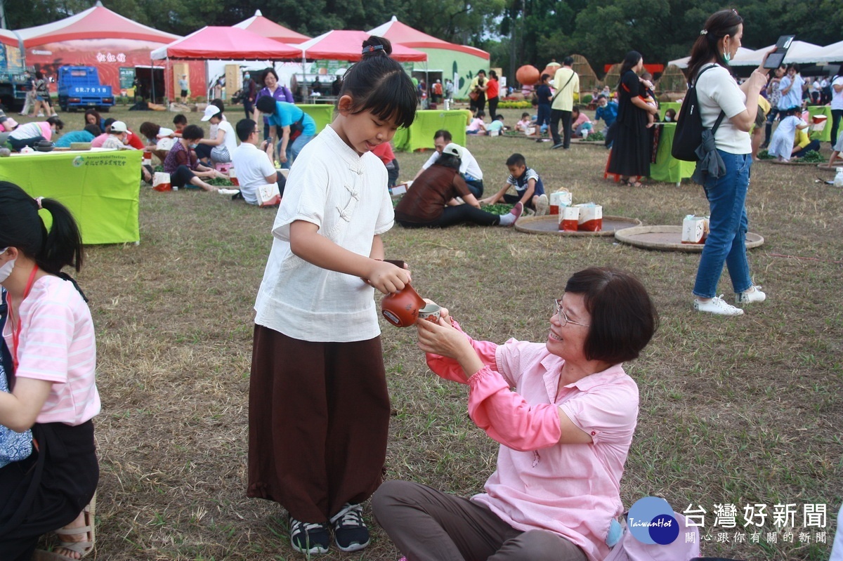 學童司茶並奉茶給遊客。(記者扶小萍攝)