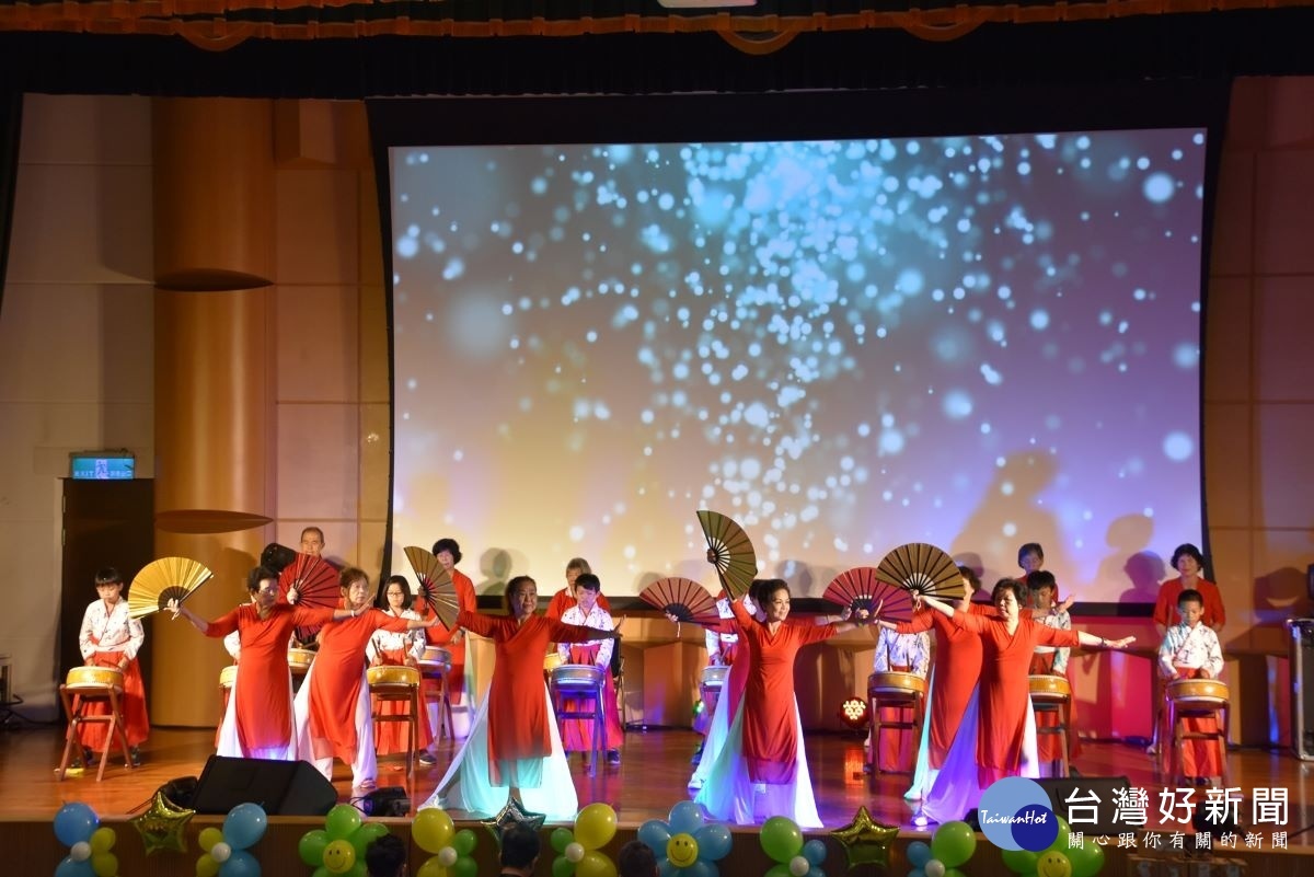 愛加倍 - 銀髮族代間太鼓表演,太鼓合併扇子舞蹈演出,融合長者及孩子們魔術表演,讓演出變個生動又活潑。