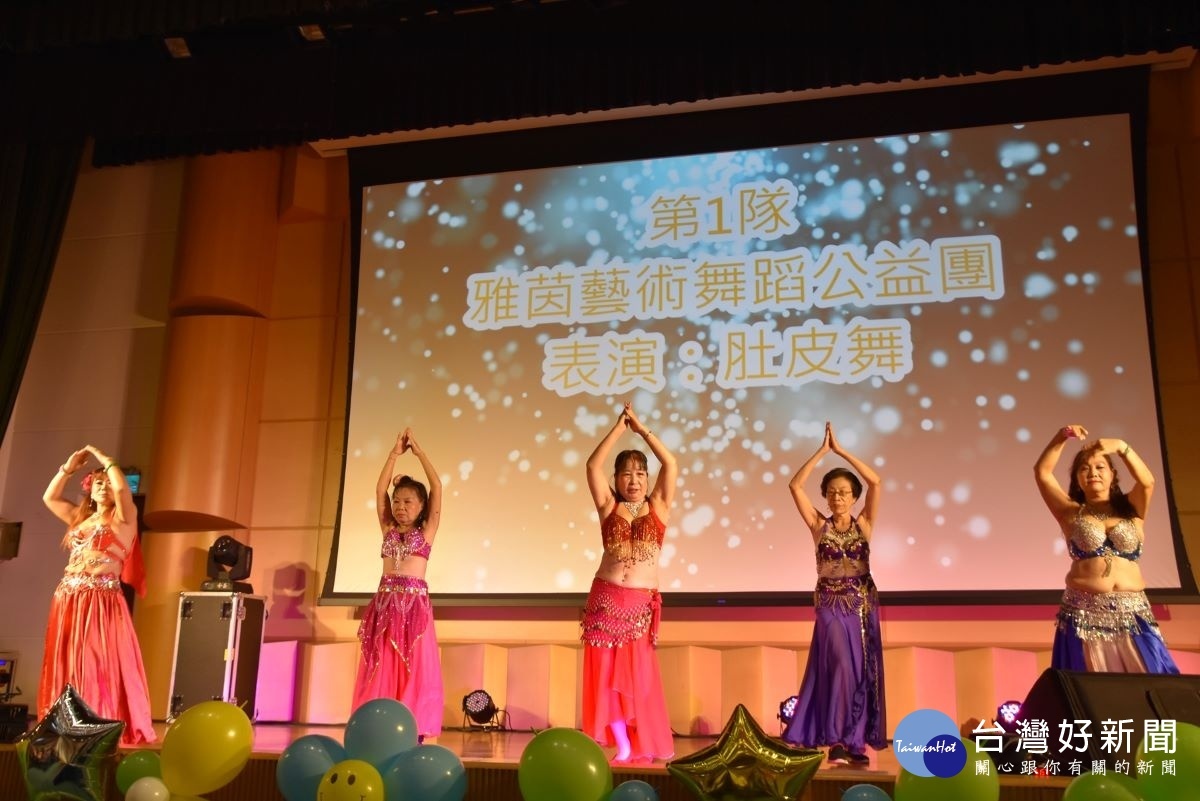 雅茵藝術舞蹈公益團的紗巾肚皮舞,隨音樂搖擺,婆娑起舞,極優柔嬌娜。