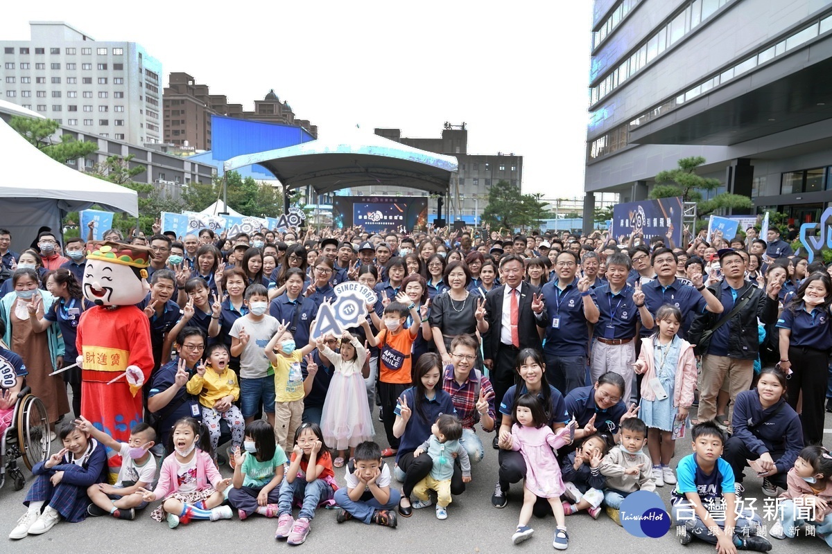 「祥儀企業」舉40周年慶祝活動,董事長蔡逢春帶領員工們齊聲祝福。