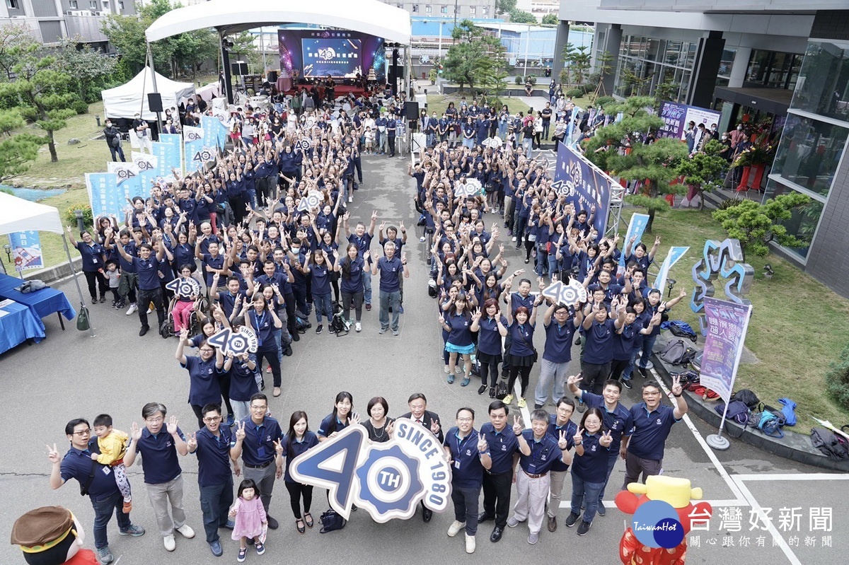 「祥儀企業」舉40周年慶祝活動，董事長蔡逢春帶領員工們齊聲祝福。