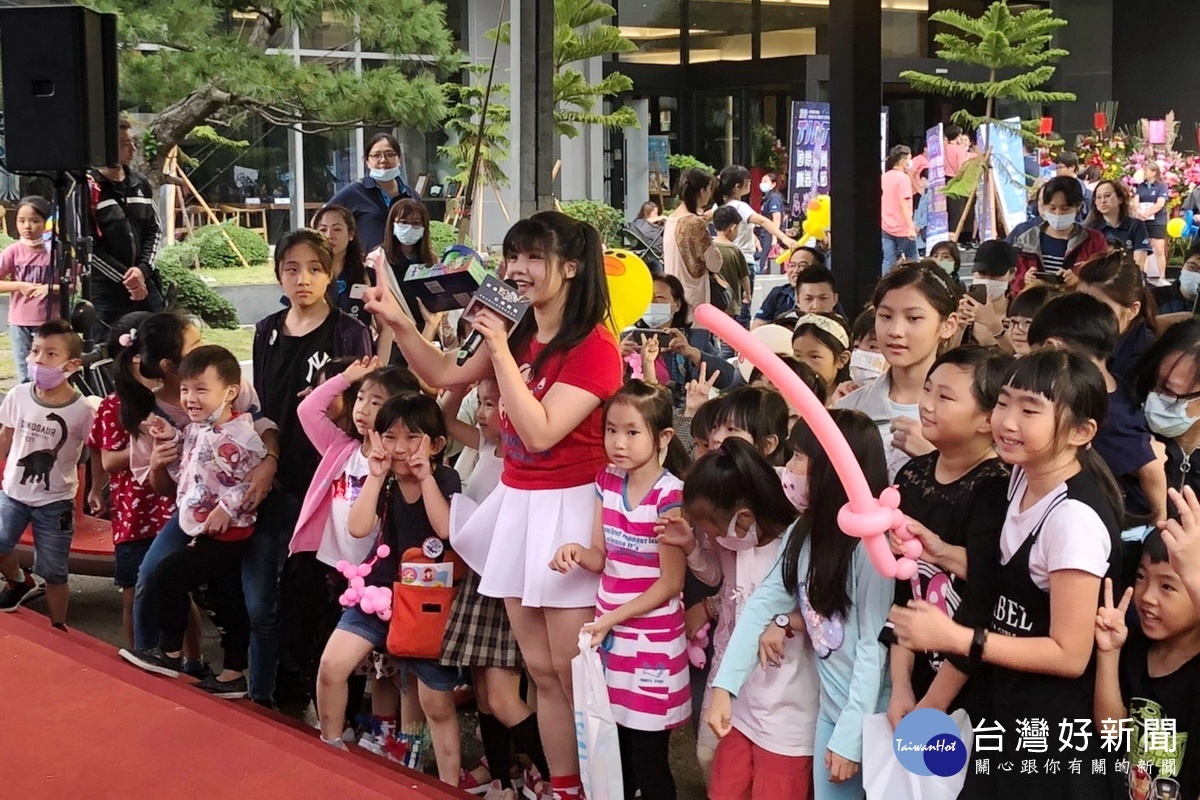 「祥儀企業」舉40周年慶祝活動中，東森Yo Yo家族的番茄姐姐帶動親子活動hi翻全場。