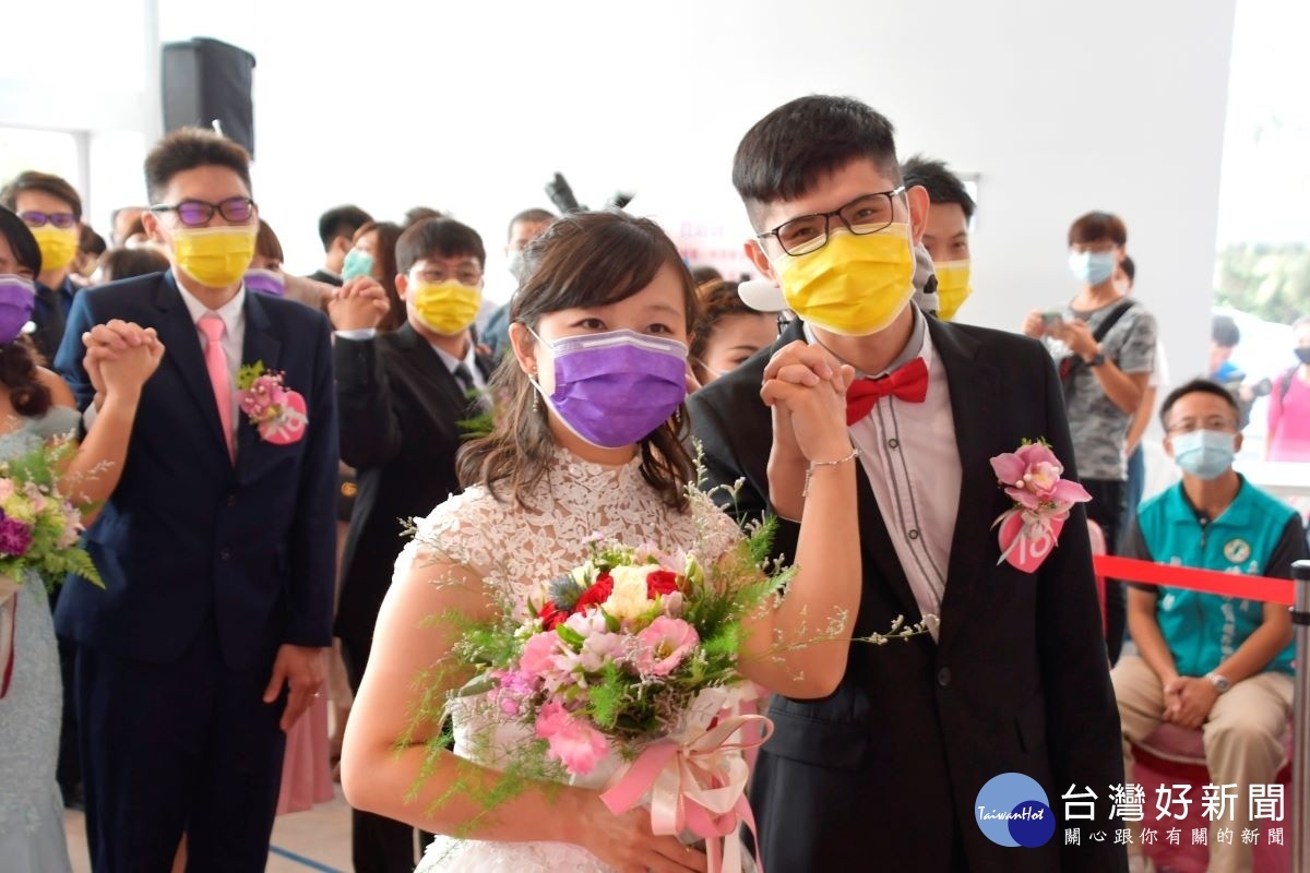 彰化縣聯合婚禮20對新人,情定白色海豚屋。