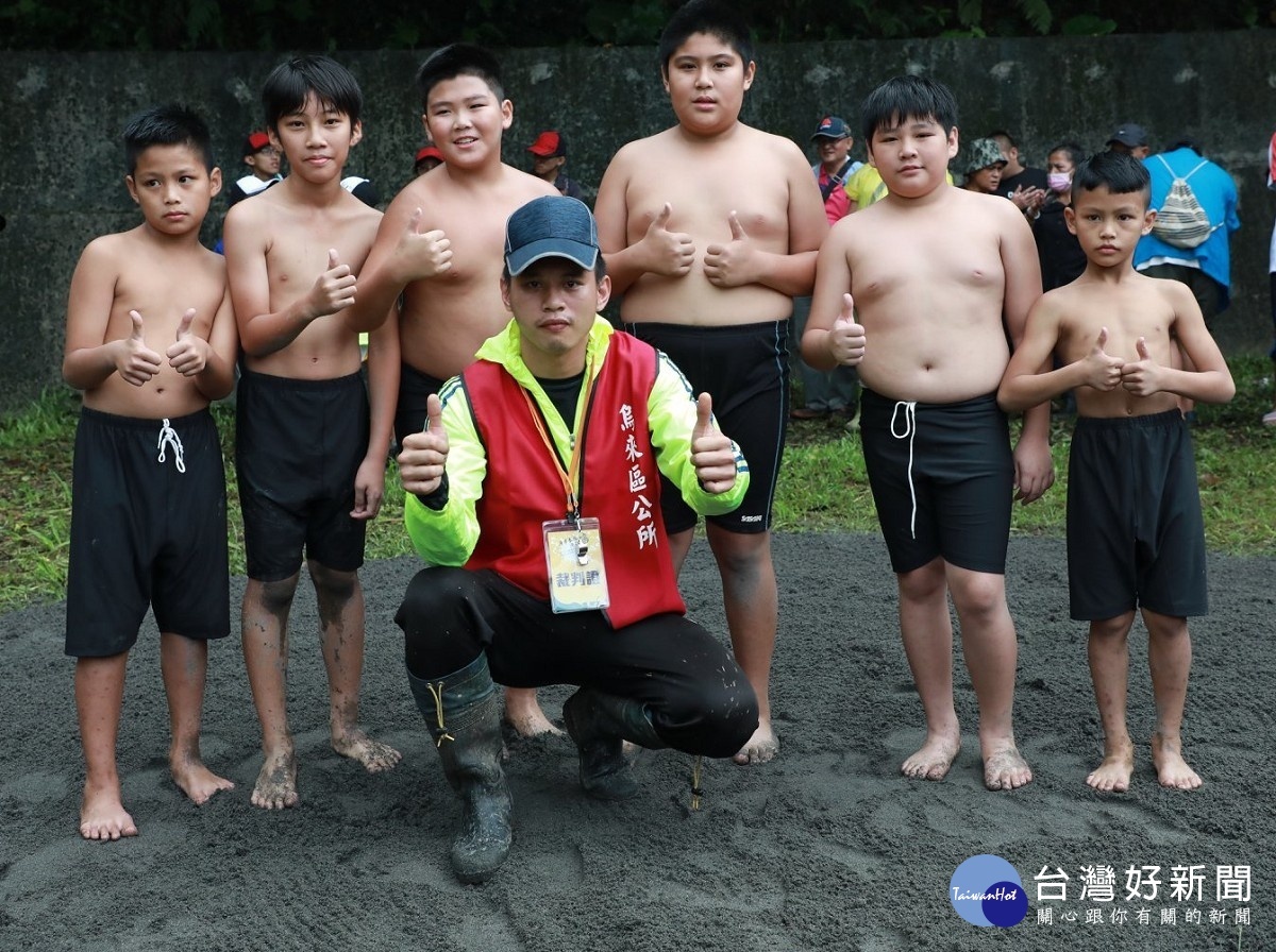 來自烏來的小小勇士們，人小志氣高，為烏來區獲得國小組傳統角力男子組第一名。