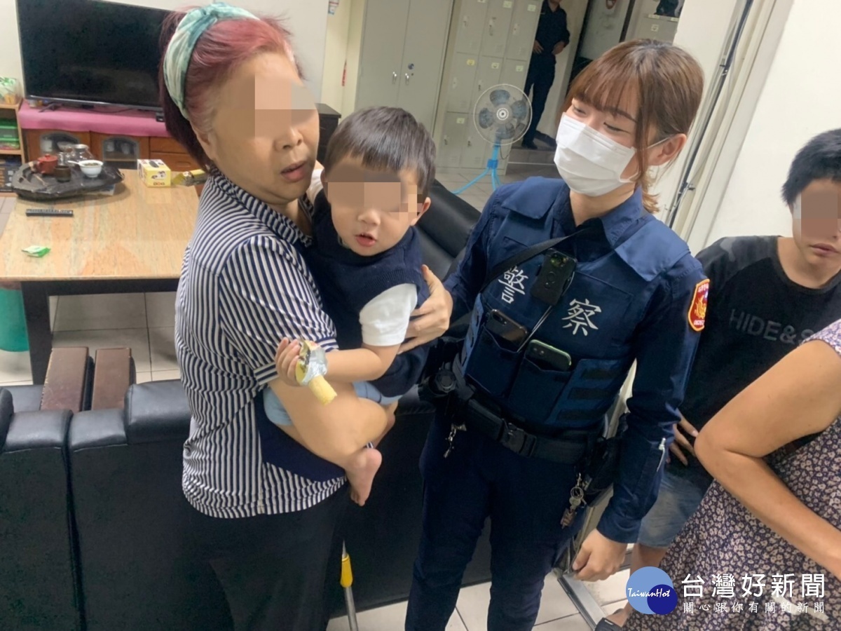 1歲男童公園內遊玩走失,在熱心民眾與暖心女警的協助下平安返家。